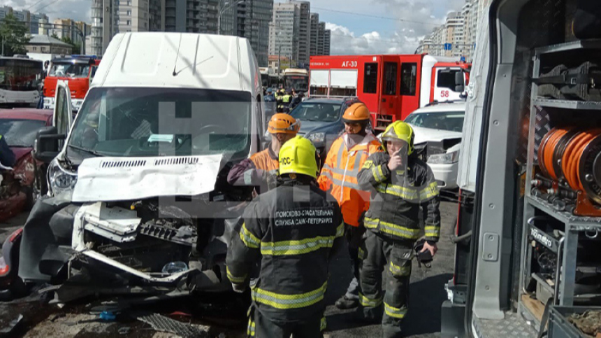 В Петербурге произошло массовое ДТП с участием 12 машин первые кадры