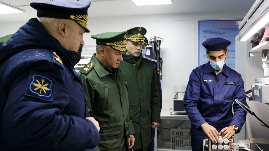 Шойгу проинспектировал выполнение госзаказа на одном из предприятий Алмаз-Антея