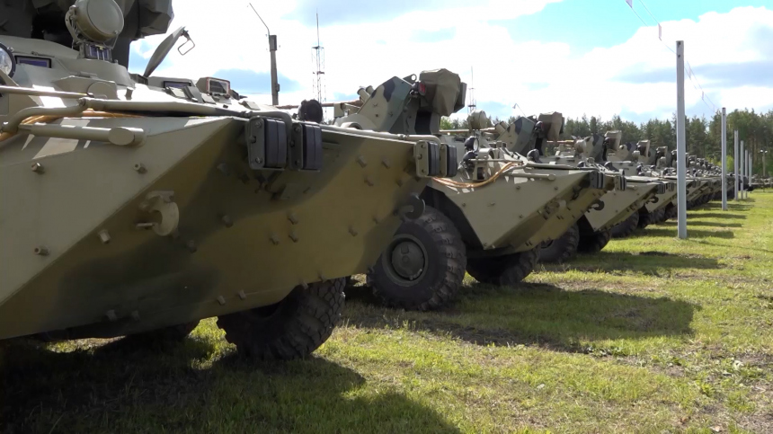 Шойгу призвал ускорить поставки всех видов военной техники в зону СВО