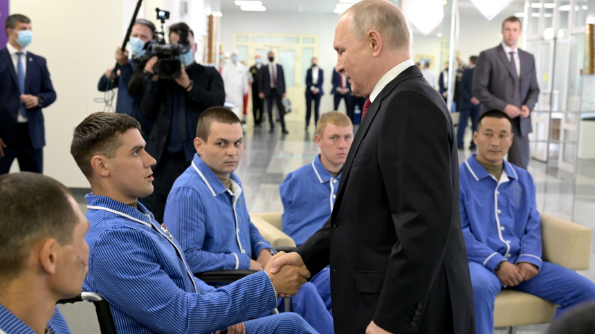 „Это все не кино“: Путин назвал героями участников спецоперации