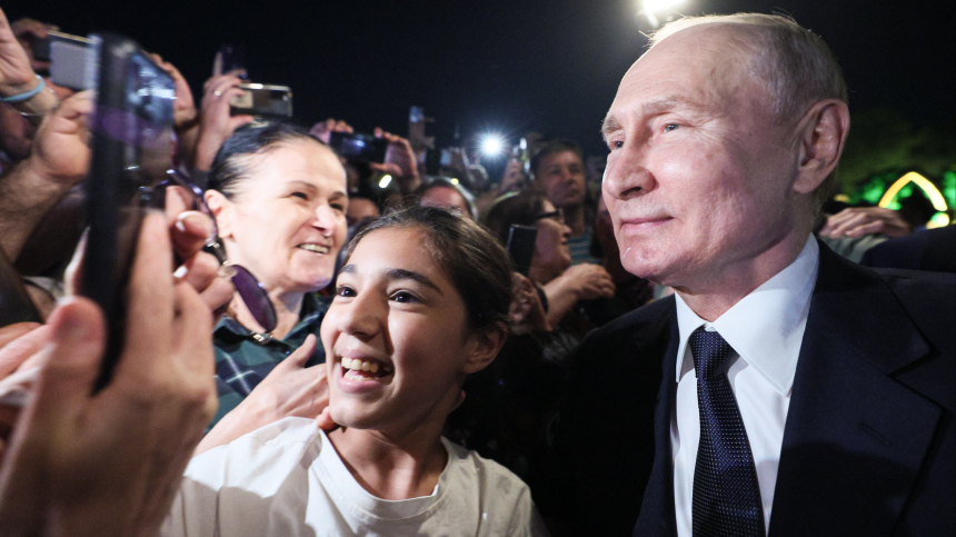 Жители Дербента восторженными возгласами встретили Путина — видео