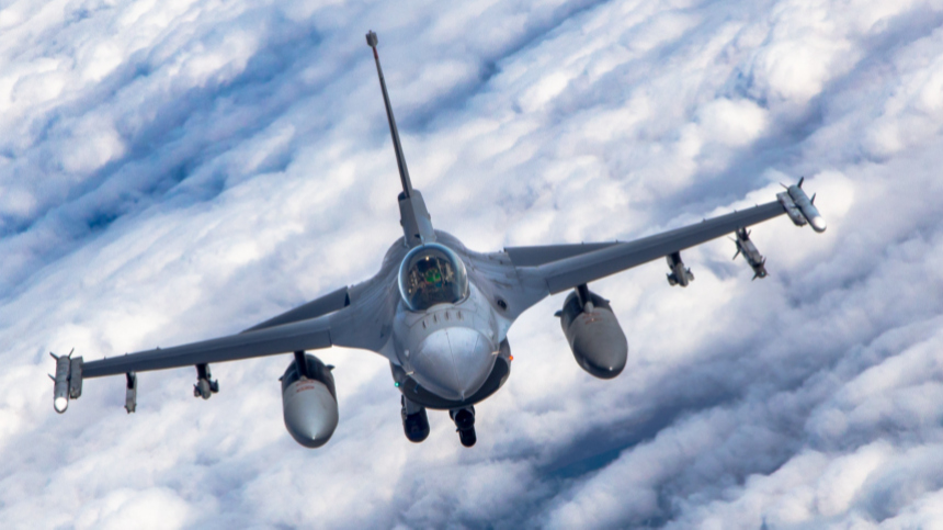 Пентагон назвал условие обучения украинцев пилотированию F-16