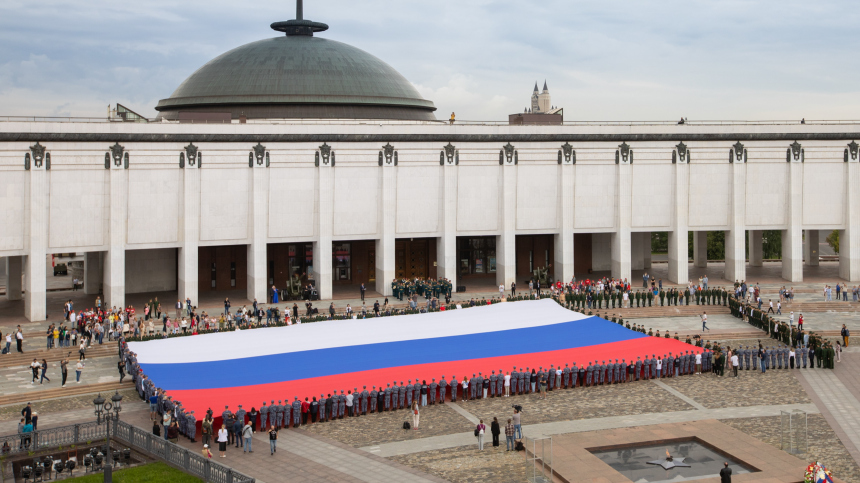 Огромный флаг развернули у Музея Победы в Москве