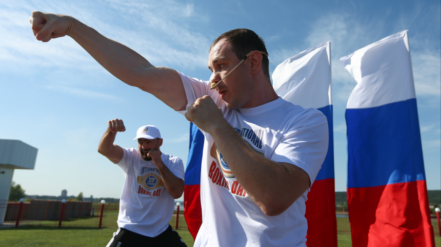 Баба Яга, НЛО и не только: россияне отметили Международный день бокса