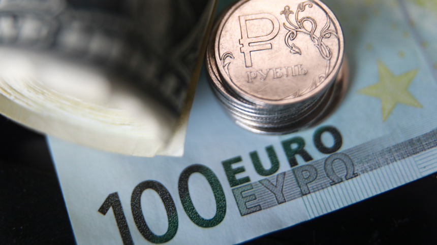 Московская биржа: евро стоит больше 105 рублей