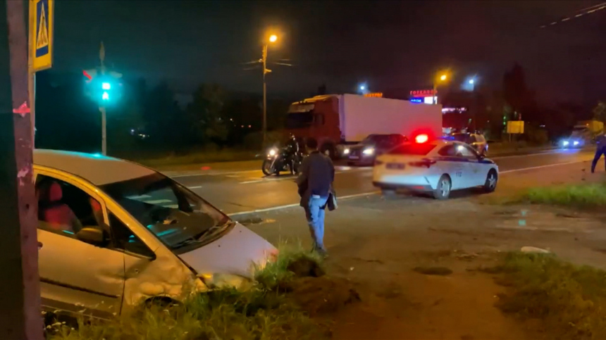 Потерявший сознание мужчина влетел на авто в пешеходов в Петербурге