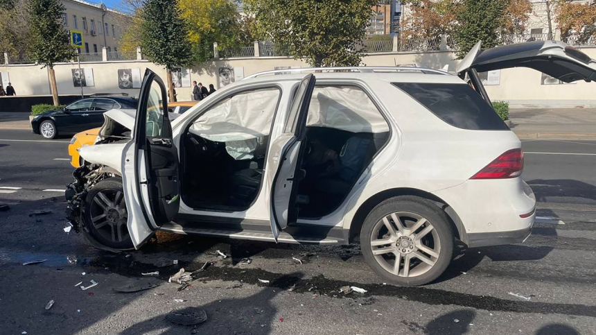 Водитель иномарки сбил двоих мужчин, стоявших на дороге после ДТП в Москве