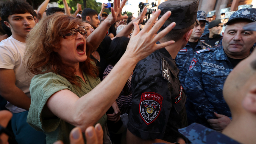 Протестующие заблокировали российское посольство в Армении