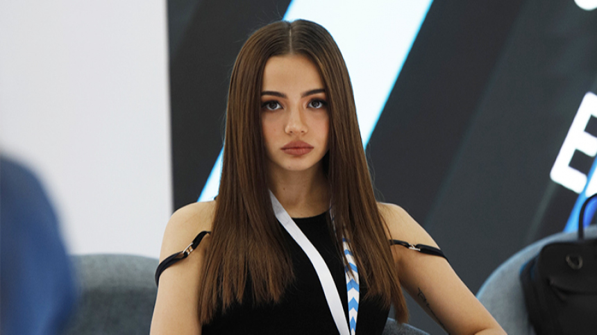 Певец Шура довел до слез Валю Карнавал