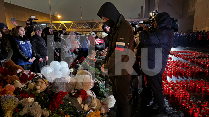 SHAMAN возложил цветы к мемориалу жертвам теракта в «Крокусе»
