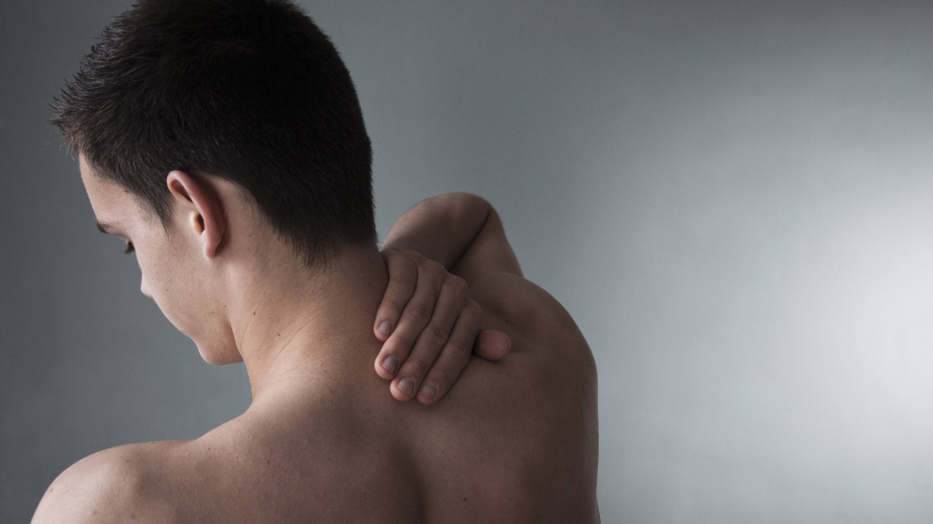 Не просто щелчок: врач рассказал, когда хруст в спине опасен для здоровья