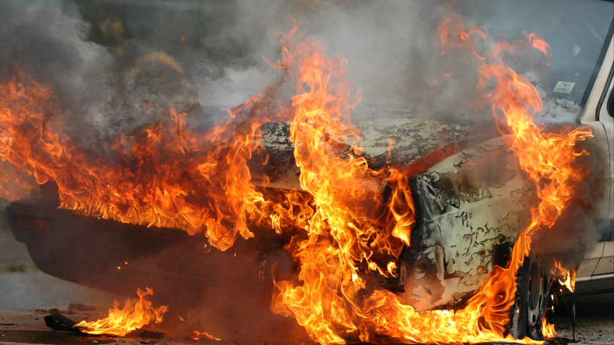 Это все  будильник: житель Екатеринбурга чудом спас девушку из горящей машины