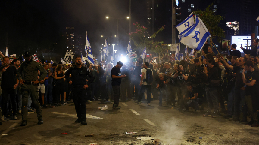 Автомобиль протаранил толпу протестующих в Тель-Авиве