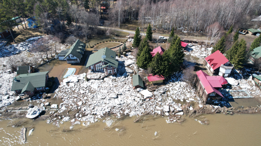 Гигантские глыбы снесли десятки домов на берегу реки в Томской области