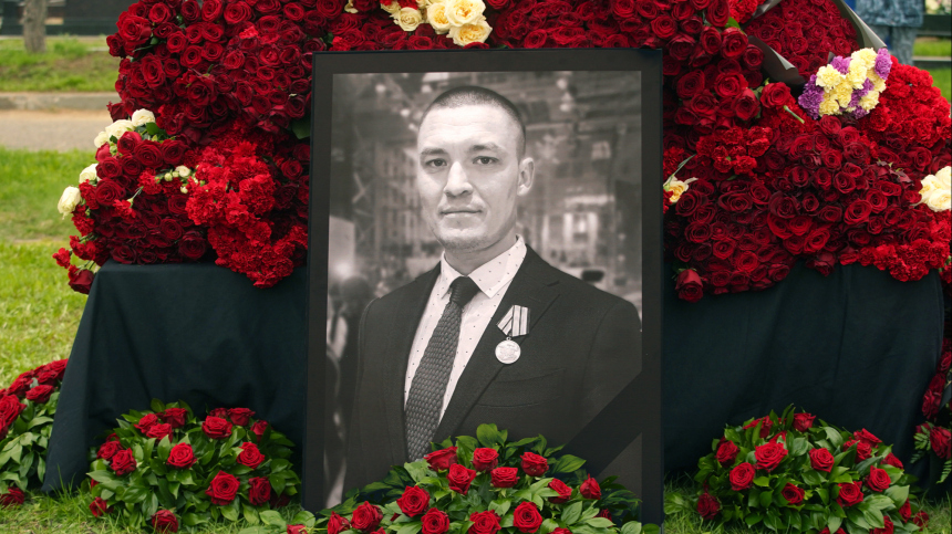 Военкора Известий Еремина похоронили на Троекуровском кладбище