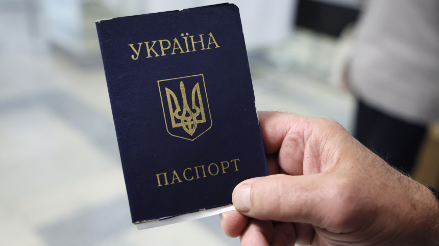 Депортация пушечного мяса: сотни украинцев заблокировали паспортный пункт в Варшаве