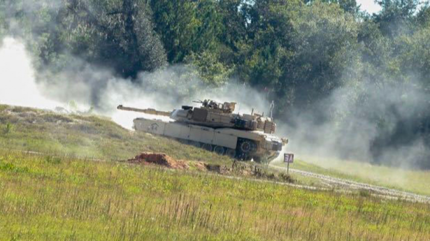 Боевой трофей: российские бойцы эвакуировали с линии фронта танк Abrams