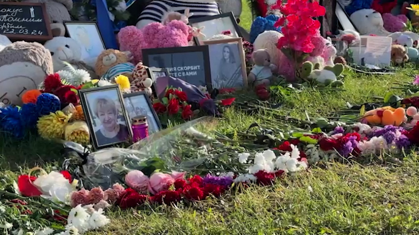 Люди несут цветы к мемориалу на 40-й день с теракта в Крокусе