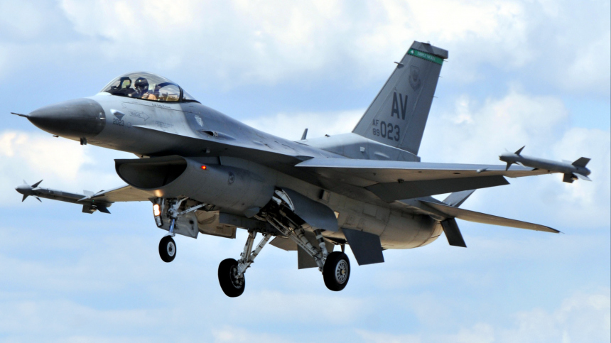В США разбился перевозивший вредные химикаты истребитель F-16