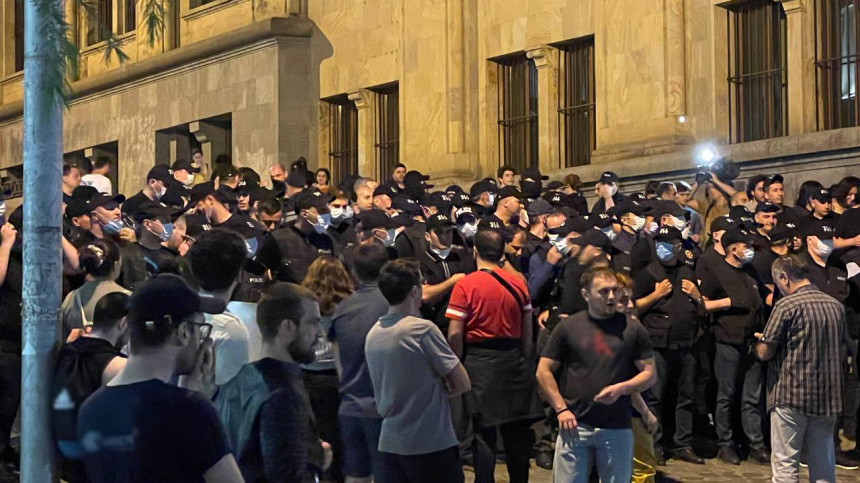 Бросали камни и бутылки: при разгоне протеста в Тбилиси пострадали полицейские