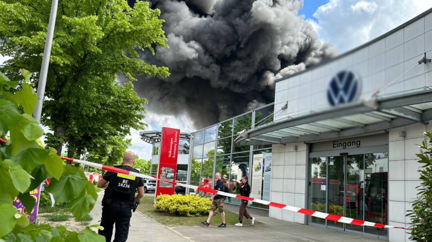 Город накрыло ядовитым дымом: в Берлине произошел пожар на оборонном заводе