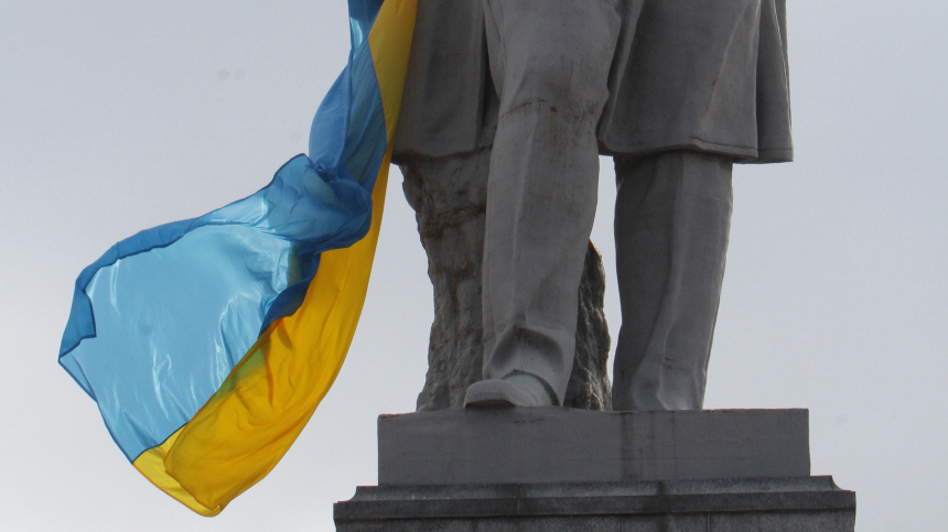 Памятник Степану Бандере облили краской в Киеве