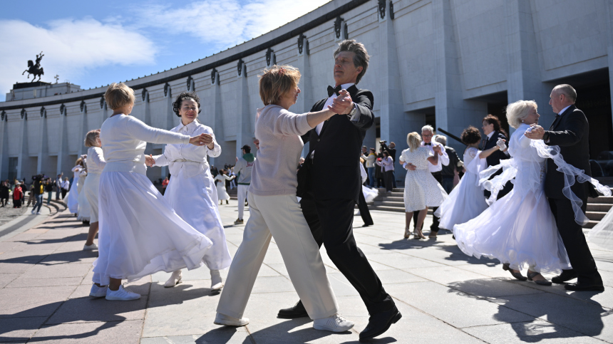 Танцевальный флешмоб Вальс Победы прошел на Поклонной горе в Москве