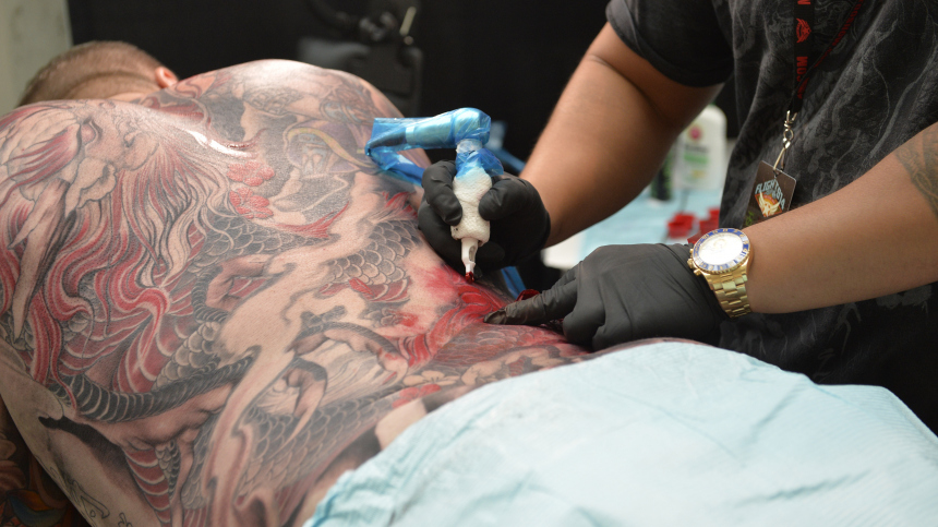 Травматизация кожи: могут ли татуировки привести к раку