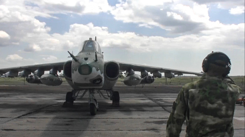 Российские Су-25 атаковали опорный пункт ВСУ. Лучшее видео из зоны СВО за день
