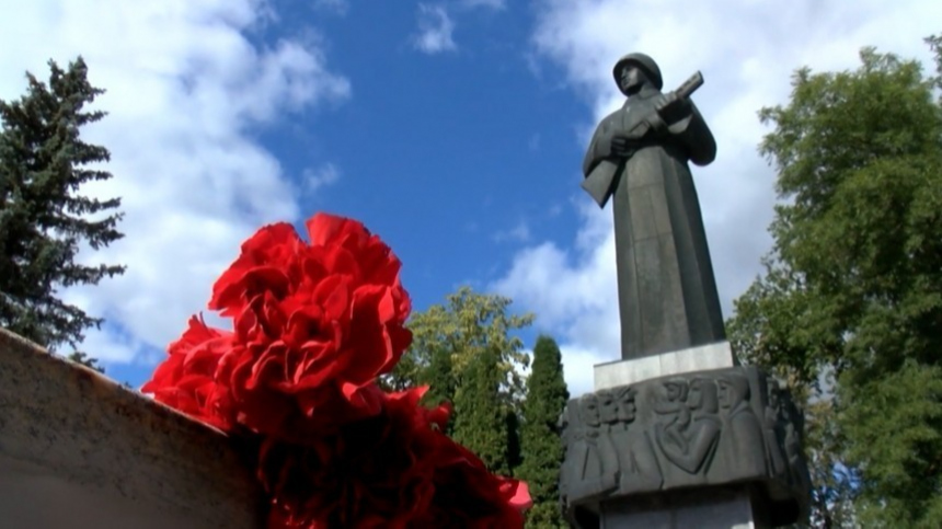 Вопреки всем запретам. Тысячи латышей возложат цветы к воинским захоронениям 9 Мая