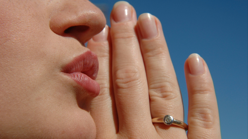 Наличие вируса герпеса: сухость губ может возникнуть не только от обветривания