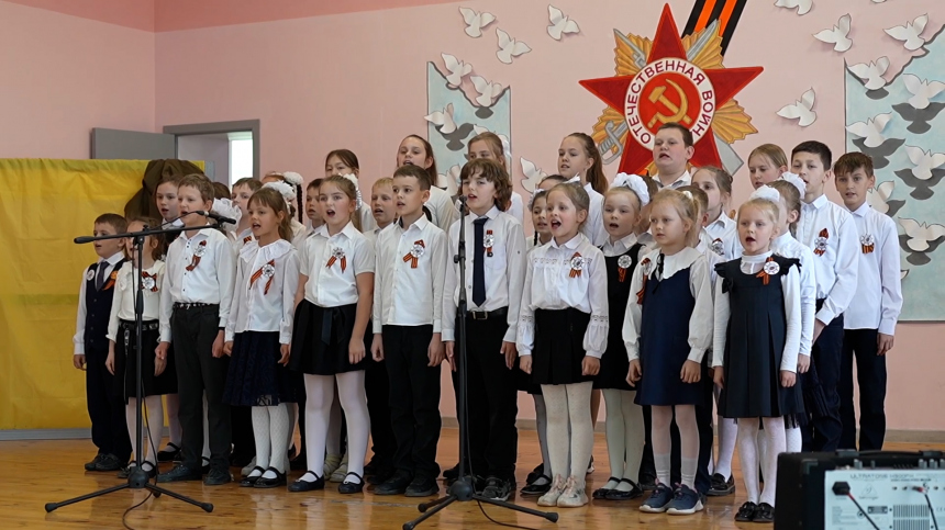 Школьники в Мариуполе организовали концерт в честь Дня Победы для ветеранов ВОВ