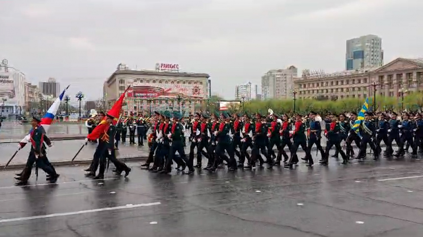Дождь и слякоть не страшны: как Парад Победы прошел в городах Дальнего Востока