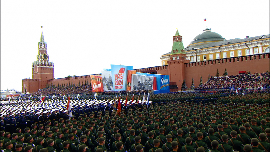 Путин закончил выступление на Красной площади словами За Россию! За Победу!