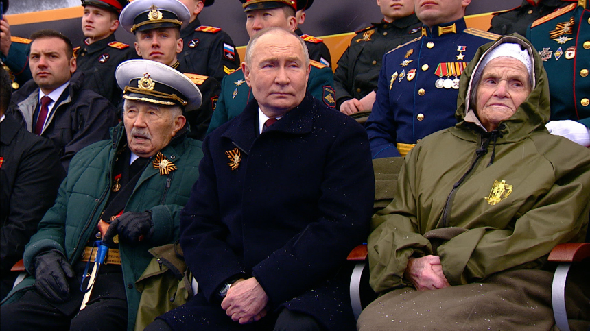 С Путиным на параде сидели прославленный полковник Куропатков и снайпер Алешина