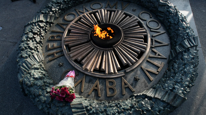 Цветы к Вечному огню возложили жители Киева в День Победы