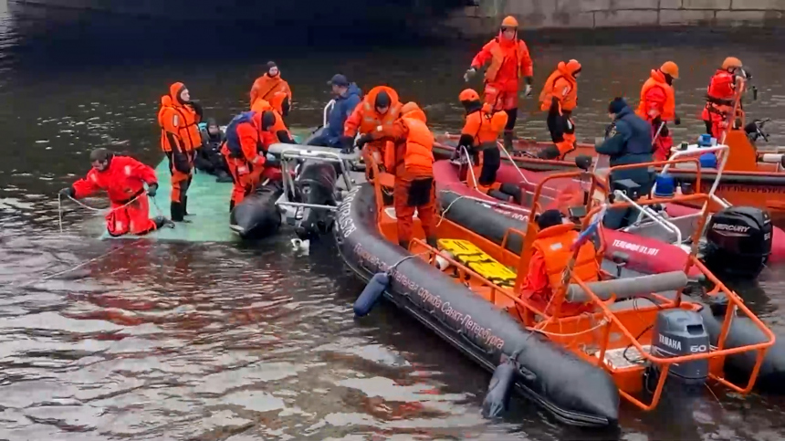 Автобус с пассажирами упал в реку в Петербурге: что происходит на месте ЧП