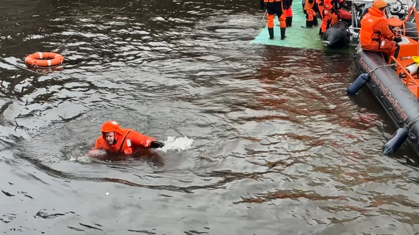 Число погибших при падении автобуса в реку в Петербурге выросло до четырех