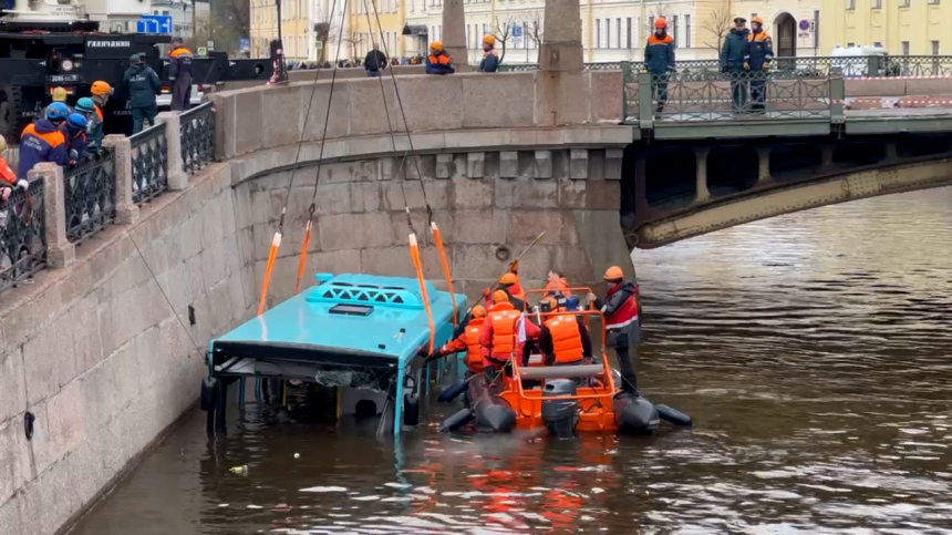 В Петербурге вытащили на сушу упавший в реку автобус