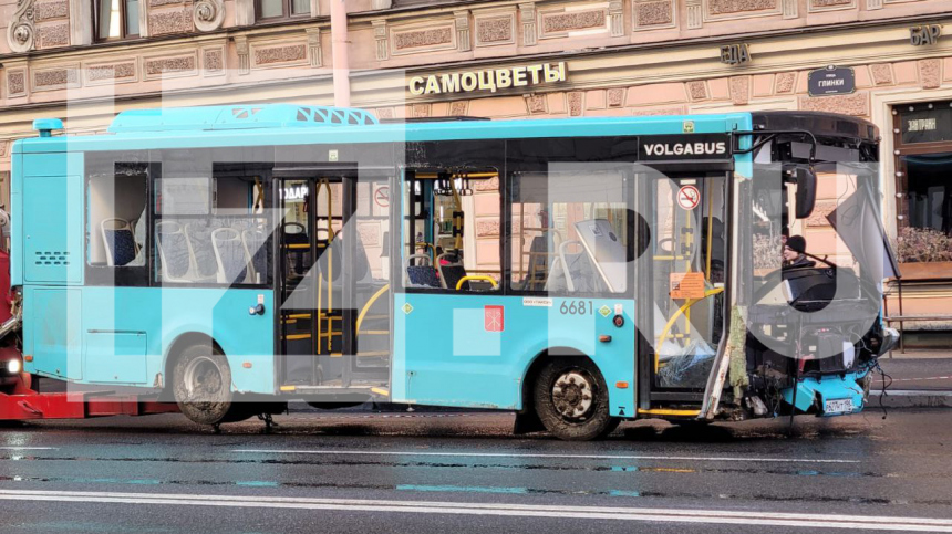 В Петербурге начали проверку компании, чей автобус упал в Мойку