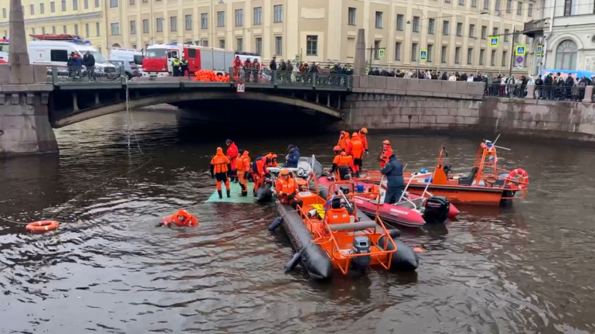 Бастрыкин поручил наградить очевидцев, спасавших людей из упавшего в реку автобуса в Петербурге
