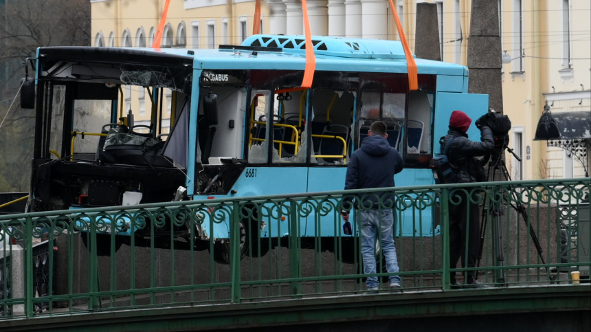 Автобусы компании Такси продолжают ходить по маршрутам даже после инцидента на Поцелуевом мосту
