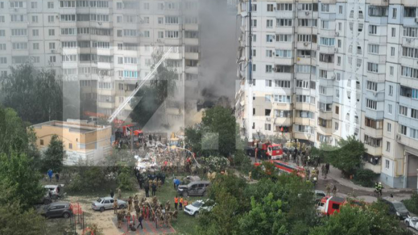 Работы на месте обрушения дома в Белгороде прерываются из-за ракетной угрозы