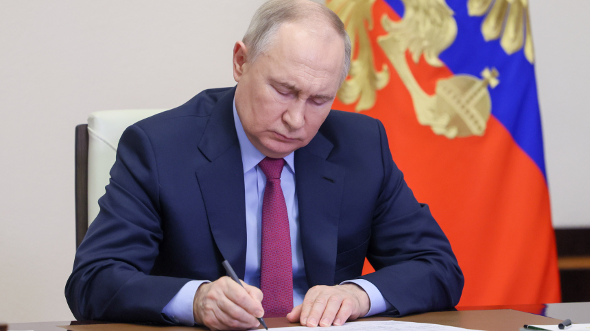 Путин подписал закон о запрете иноагентам участвовать в выборах всех уровней