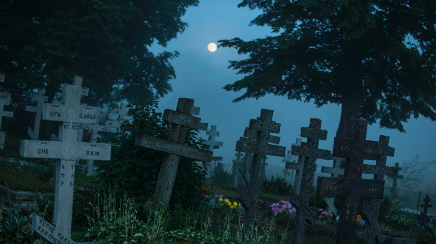 Мертвые активизируются под лунным светом: как нельзя вести себя на кладбище