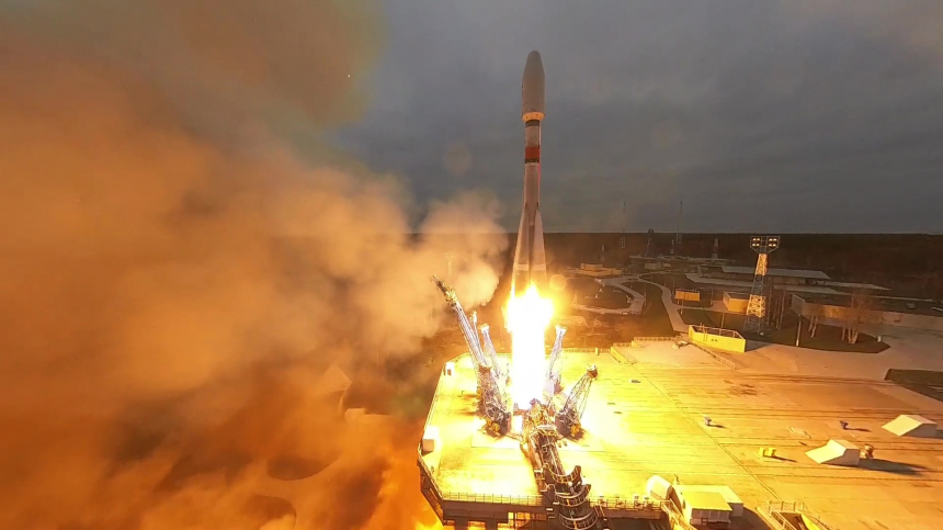 С космодрома Плесецк запустили ракету Союз 2.1б с военными спутниками