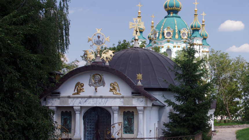 Ничего святого: в Киеве снесли православную часовню Десятинного монастыря