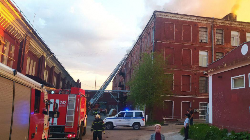 Мощный пожар охватил швейную фабрику в Подмосковье