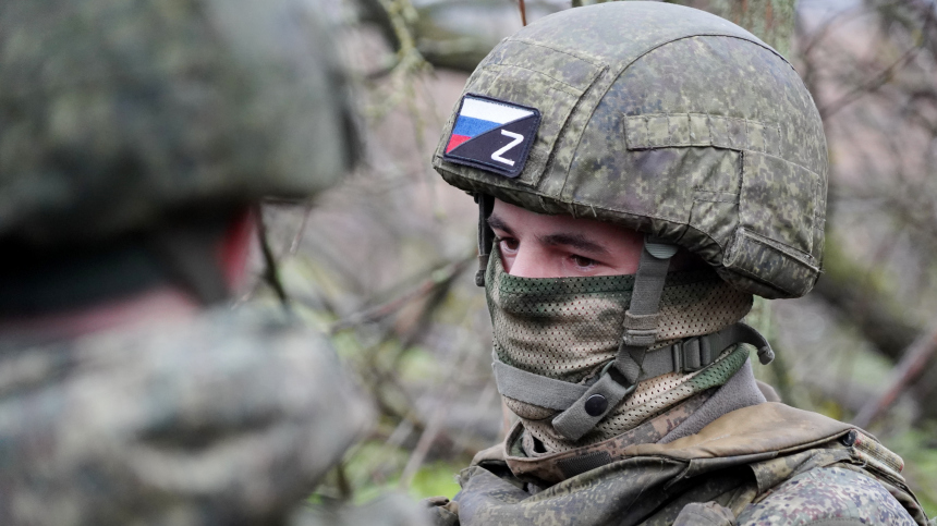 Российские бойцы развернули в освобожденной Клещеевке копию Знамени Победы