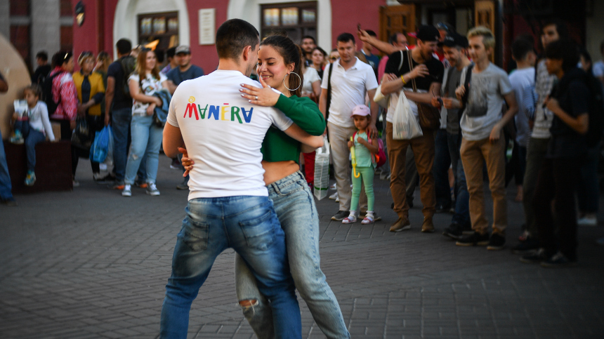 Лето в Москве: жителей столицы пригласили потанцевать на набережных